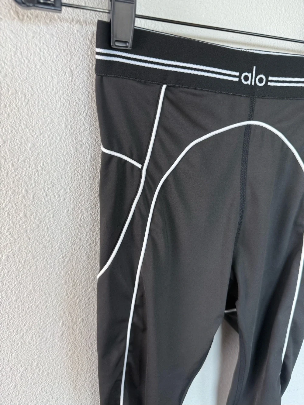 Alo Yoga Airbrush High-Waist 7/8 Heart Throb Legging Black and White Women’s XS